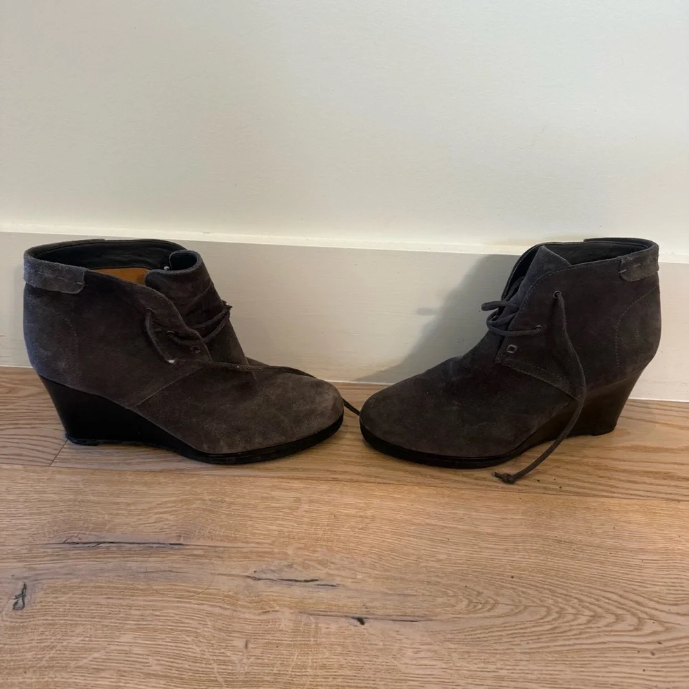 Via Spiga Y2K Brown Suede Lace Up Wedge Booties Sz 8.5 Neutral Minimalist